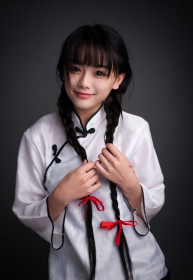 红唇露背长腿cosplay写真(组图)