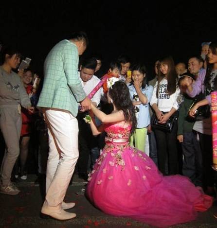 狂野女汉原始人式求偶