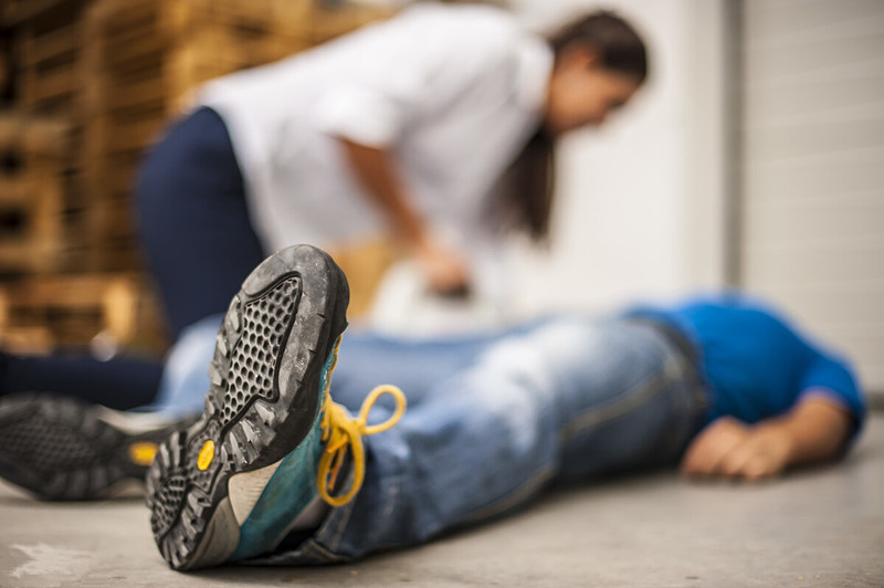 员工出差洽谈业务晚上请按摩女上门服务过程中猝死算工伤吗